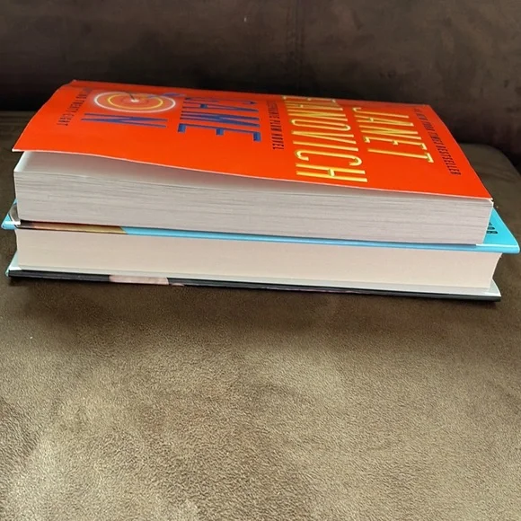 Janet Evanovich  Books 28 Game On  29 Going Rogue NWT - Picture 4 of 5